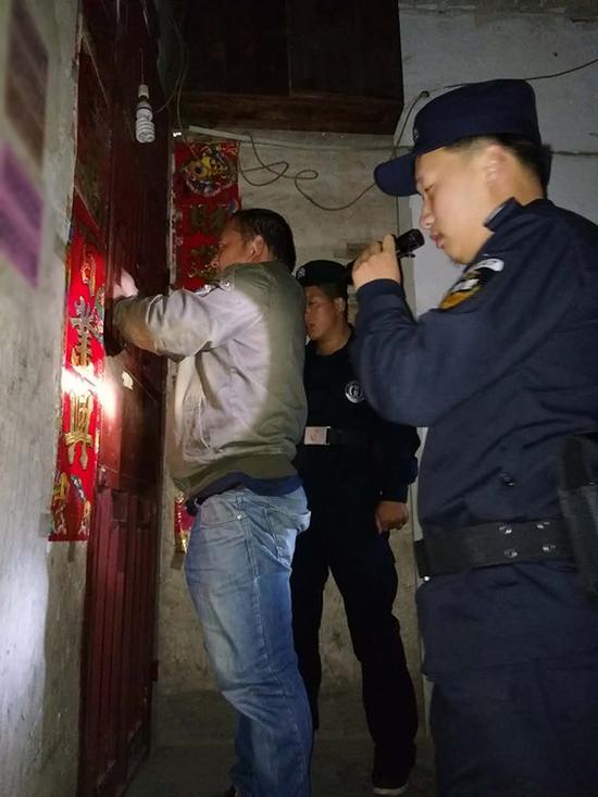 广元粗心妈妈误将幼女锁家中 